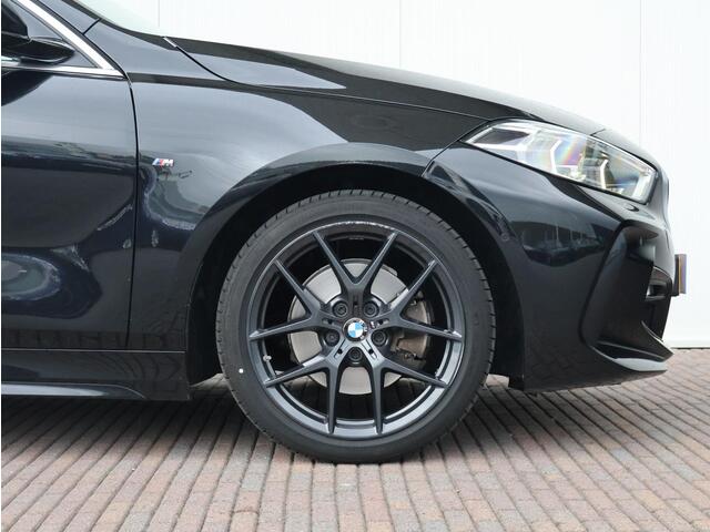 BMW 1-SERIE 118i Executive Edition M-Sportpakket/ Head-Up/ HiFi/ Cruise Control/ panoramadak/ Achteruitrijcamera/M sportstoelen/ 18" LMV