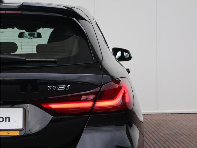 BMW 1-SERIE 118i Executive Edition M-Sportpakket/ Head-Up/ HiFi/ Cruise Control/ panoramadak/ Achteruitrijcamera/M sportstoelen/ 18" LMV