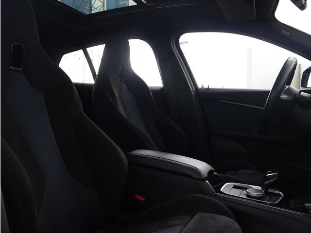 BMW 1-SERIE 118i Executive Edition M-Sportpakket/ Head-Up/ HiFi/ Cruise Control/ panoramadak/ Achteruitrijcamera/M sportstoelen/ 18" LMV