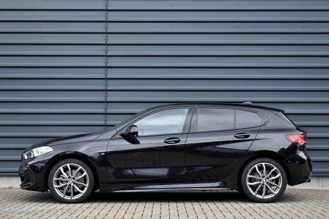 BMW 1-SERIE 118i High Executive M Sport | M Sportstoelen | 18'' Velgen | Stoel + Stuurverwarming | Sfeerverlichting |