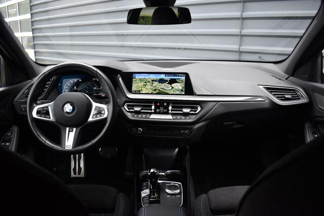 BMW 1-SERIE 118i High Executive M Sport | M Sportstoelen | 18'' Velgen | Stoel + Stuurverwarming | Sfeerverlichting |
