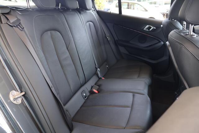 BMW 1-SERIE 5-deurs 118i | Model M Sport | Parking Pack | Panoramadak