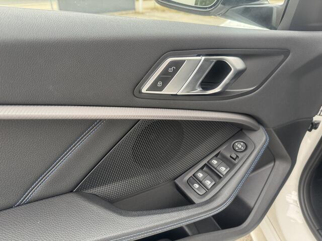 BMW 1-SERIE 118i High Exe, M-Pakket DAB-tuner, Apple/Android, Lichtpakket .Neem contact op en we maken een afspraak!