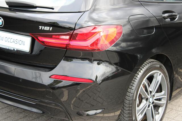 BMW 1-SERIE 118i climate controle / Parkeersensor voor en achter / Sportstoelen voor