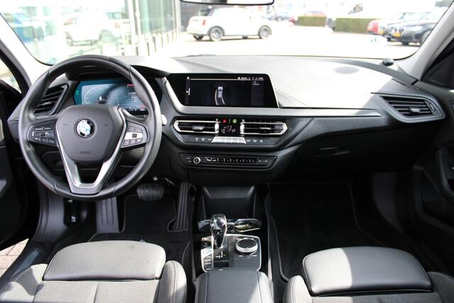 BMW 1-SERIE 118i climate controle / Parkeersensor voor en achter / Sportstoelen voor