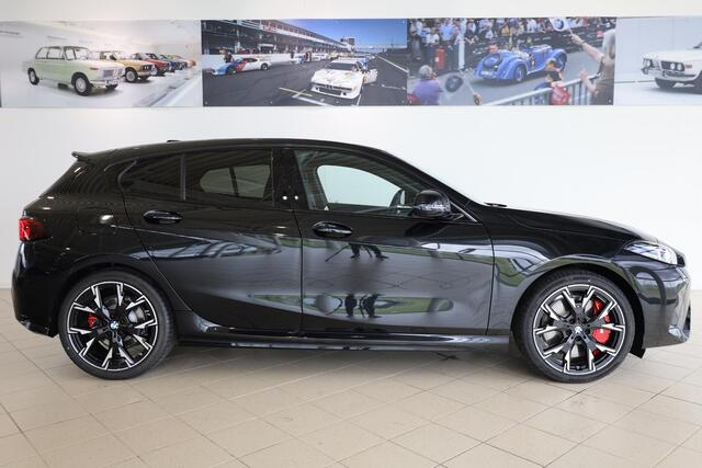 BMW 1-SERIE 120 M Sportpakket Pro | Head Up Display | Harman Kardon Audio | Iconic Glow nierengrille