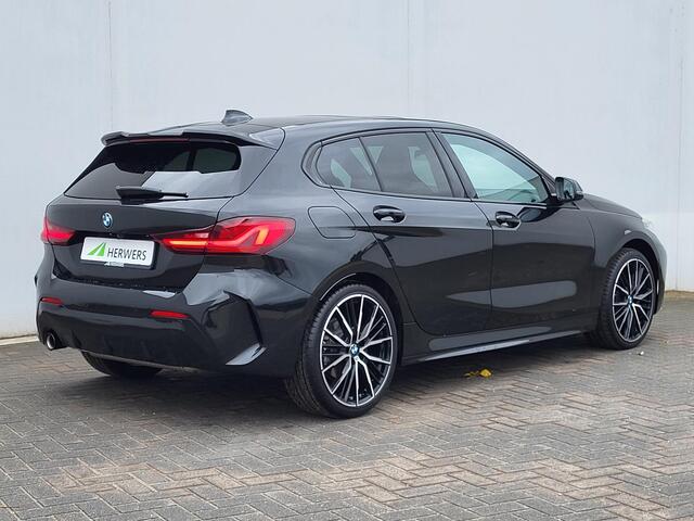 BMW 1-SERIE 118i Automaat / Dealer onderhouden / M-Sport / 19" velgen / Navigatie / Panoramadak / Harman Kardon audio / DAB / Sportstoelen / Achteruitrijcamera / Headup display / Digital Cockpit /