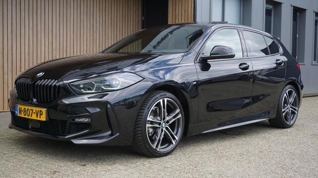 BMW 1-SERIE 118i 3x M-SPORT 5Drs *Shadow Line* Pano.Dak Vol Leder 18inch LM Sfeerverlichting *NL auto* 1e Eigenaar!