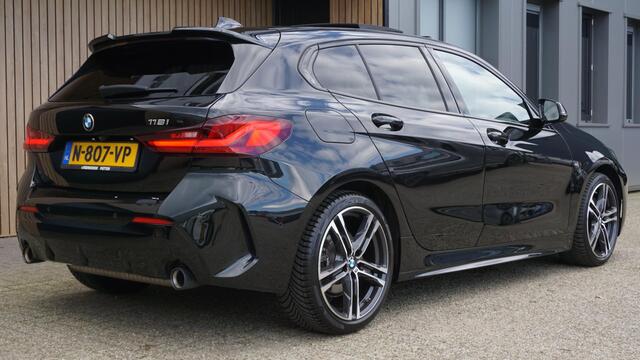 BMW 1-SERIE 118i 3x M-SPORT 5Drs *Shadow Line* Pano.Dak Vol Leder 18inch LM Sfeerverlichting *NL auto* 1e Eigenaar!