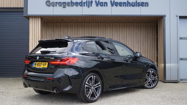 BMW 1-SERIE 118i 3x M-SPORT 5Drs *Shadow Line* Pano.Dak Vol Leder 18inch LM Sfeerverlichting *NL auto* 1e Eigenaar!