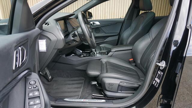 BMW 1-SERIE 118i 3x M-SPORT 5Drs *Shadow Line* Pano.Dak Vol Leder 18inch LM Sfeerverlichting *NL auto* 1e Eigenaar!