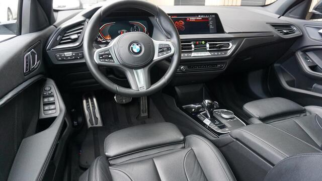 BMW 1-SERIE 118i 3x M-SPORT 5Drs *Shadow Line* Pano.Dak Vol Leder 18inch LM Sfeerverlichting *NL auto* 1e Eigenaar!
