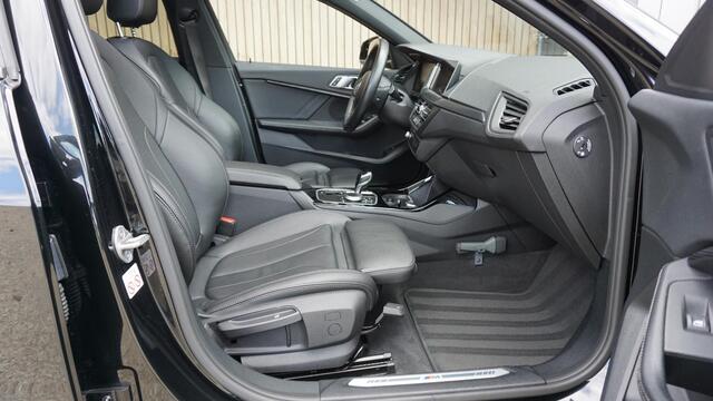 BMW 1-SERIE 118i 3x M-SPORT 5Drs *Shadow Line* Pano.Dak Vol Leder 18inch LM Sfeerverlichting *NL auto* 1e Eigenaar!