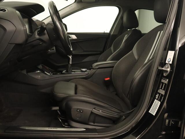 BMW 1-SERIE 118i Sport Line | Sportstoelen | Carplay | Live Cockpit | Full LED | Navigatie | Half leder | Parkeerhulp | Climate control | Cruise control