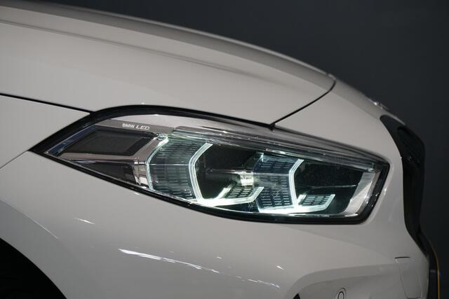 BMW 1-SERIE 118i M-Sport + KUIPSTOELEN / CAMERA / SFEERVERLICHTING