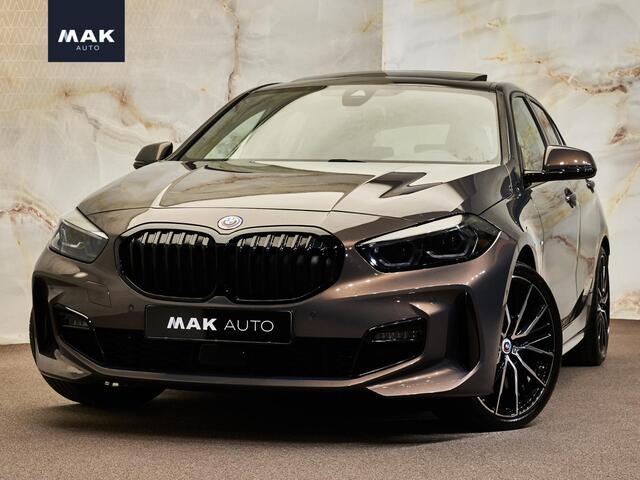 BMW 1-SERIE 118i M Sport Pro, NL-auto, Sonderlackierung, M stoel, 19", M135i optiek, pano, leder, privacy, dealeroh