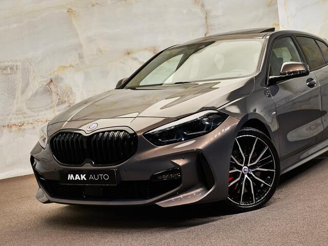 BMW 1-SERIE 118i M Sport Pro, NL-auto, Sonderlackierung, M stoel, 19", M135i optiek, pano, leder, privacy, dealeroh