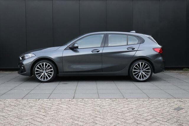 BMW 1-SERIE 118i Business Edition | PANO | CRUISE | PDC | NAVI | APPLE CARPLAY |