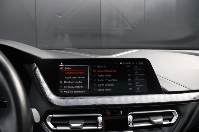 BMW 1-SERIE 118i Business Edition | PANO | CRUISE | PDC | NAVI | APPLE CARPLAY |