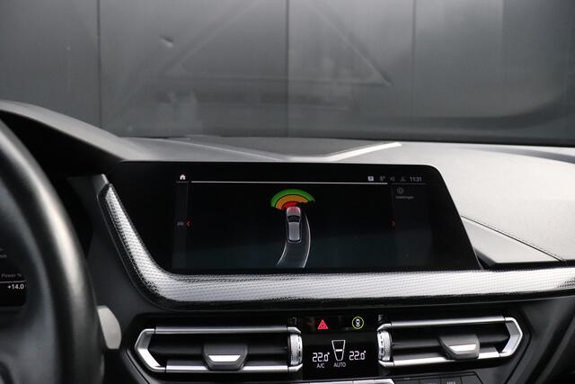 BMW 1-SERIE 118i Business Edition | PANO | CRUISE | PDC | NAVI | APPLE CARPLAY |