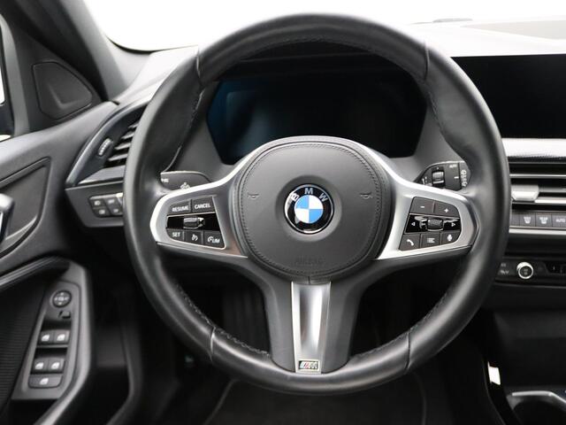 BMW 1-SERIE 5-deurs 118i Executive Edition | Sport Line | Parking Assistant | HIFI | 17"