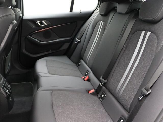 BMW 1-SERIE 5-deurs 118i Executive Edition | Sport Line | Parking Assistant | HIFI | 17"