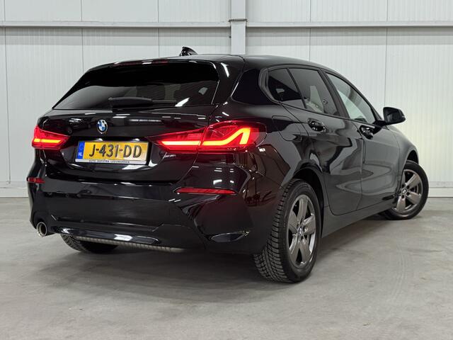 BMW 1-SERIE 118i 141 PK Executive Edition AUTOMAAT LED NAVI 2X-PDC ZÉÉR-MOOI
