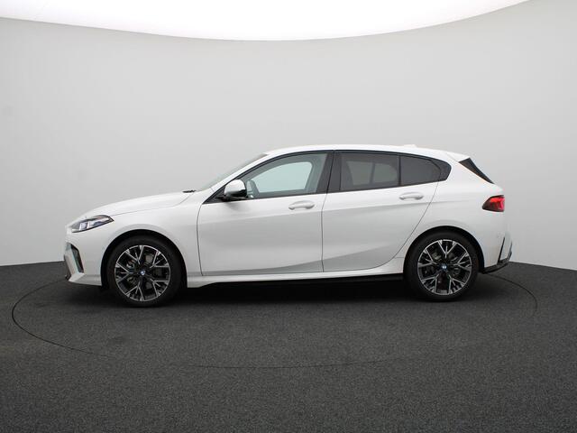 BMW 1-SERIE 120 M Sport Design | Premium Pack | Stuurwielrand Verwarmd | Achteruitrijcamera | Driving Assistant | Parking Assistant | Harman Kardon | 18''