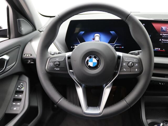BMW 1-SERIE 120 M Sport Design | Premium Pack | Stuurwielrand Verwarmd | Achteruitrijcamera | Driving Assistant | Parking Assistant | Harman Kardon | 18''