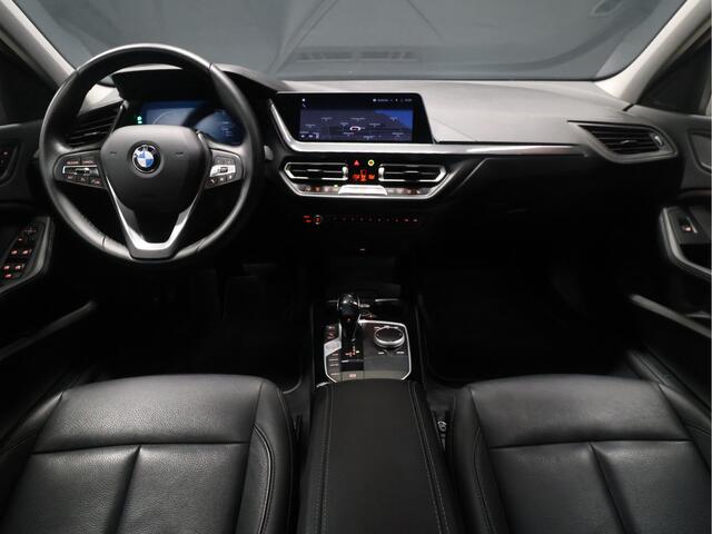 BMW 1-SERIE 118i Executive [APPLE CARPLAY, ANDROID AUTO, MEMORY SEAT, KEYLESS ENTRY, CAMERA, LEDER, CRUISE CONTROL, NIEUWSTAAT]