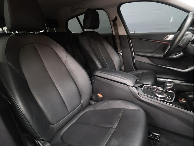 BMW 1-SERIE 118i Executive [APPLE CARPLAY, ANDROID AUTO, MEMORY SEAT, KEYLESS ENTRY, CAMERA, LEDER, CRUISE CONTROL, NIEUWSTAAT]