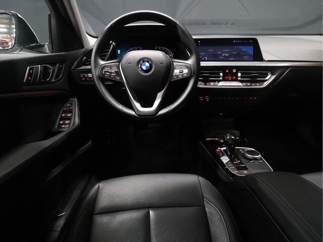 BMW 1-SERIE 118i Executive [APPLE CARPLAY, ANDROID AUTO, MEMORY SEAT, KEYLESS ENTRY, CAMERA, LEDER, CRUISE CONTROL, NIEUWSTAAT]