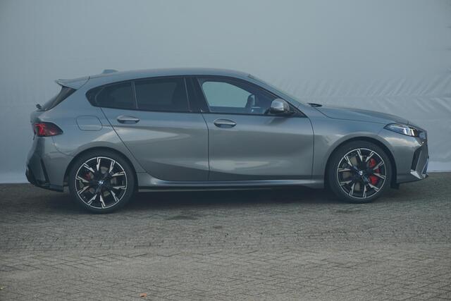 BMW 1-SERIE 120 M Sport Pro | Comfort Access / Elektrisch verwarmde voorstoelen / Sportstoelen / Achteruitrijcamera