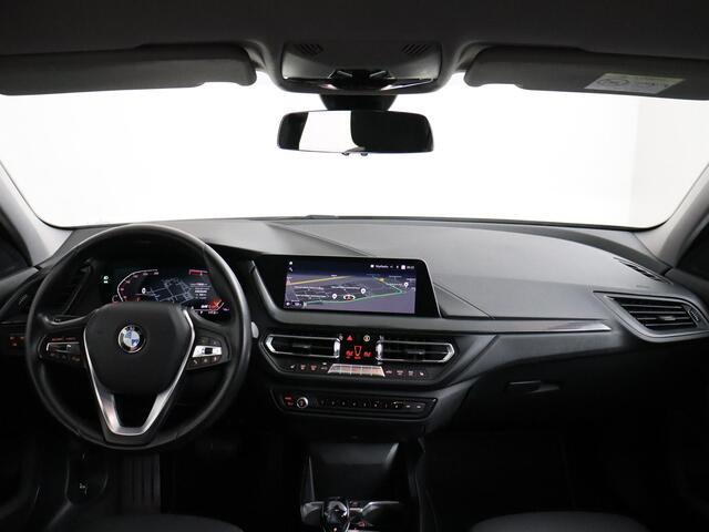 BMW 1-SERIE 118i Executive Edition | Navigatie | Trekhaak | Sportstoelen!