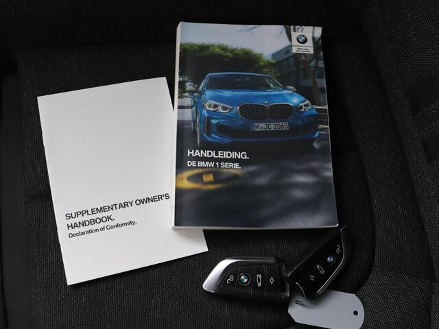 BMW 1-SERIE 118i Executive Edition | Navigatie | Trekhaak | Sportstoelen!