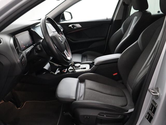 BMW 1-SERIE 118i Executive Edition | Navigatie | Trekhaak | Sportstoelen!