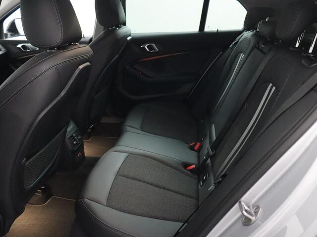 BMW 1-SERIE 118i Executive Edition | Navigatie | Trekhaak | Sportstoelen!
