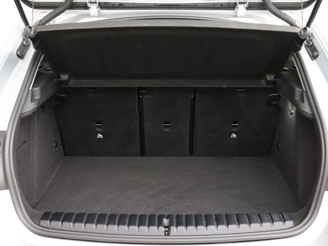BMW 1-SERIE 118i Executive Edition | Navigatie | Trekhaak | Sportstoelen!