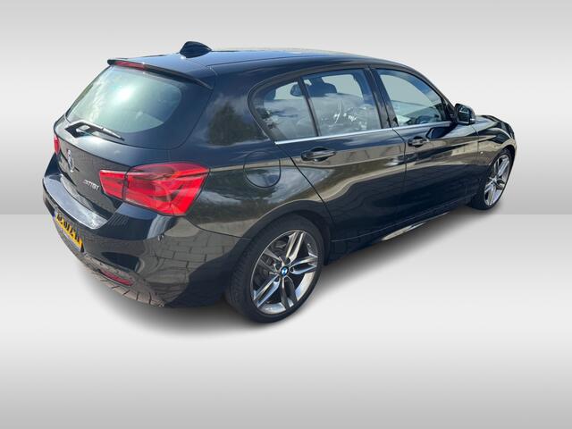 BMW 1-SERIE 118i High Exe. M Sport / Leder / Navigatie / Parkeerhulp V+A / 18'' / Sportstoelen / Stoelverwarming / DAB / Cruise Control