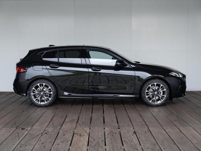 BMW 1-SERIE 120 | M Sportpakket | Verwarmd Stuurwiel | Panoramadak | Achteruitrijcamera | Stoelverwarming | Harman-Kardon | 18''