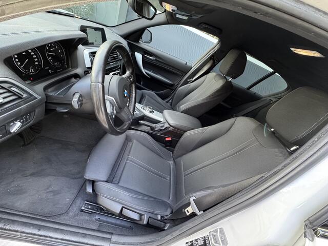 BMW 1-SERIE 118i 136pk Automaat Executive PDC Navigatie LED