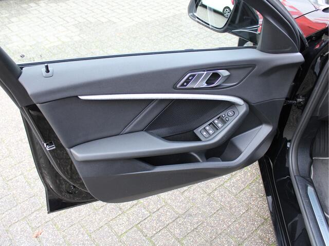 BMW 1-SERIE 118i Automaat 141PK Executive Edition Sport /NAVI/Camera/Lane assist/Sportstoelen/Half leder/17'LM/ACC/LED/Keyless/NAP! 1e eig!