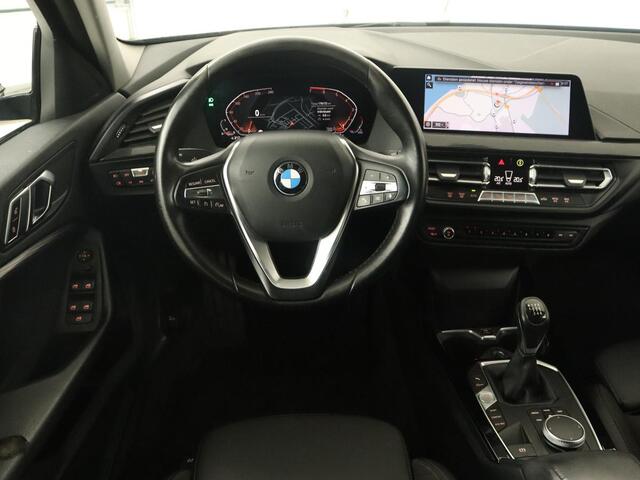 BMW 1-SERIE 118i Sport Line | Sportstoelen | Carplay | Live Cockpit | Full LED | Navigatie | Half leder | Parkeerhulp | Climate control | Cruise control