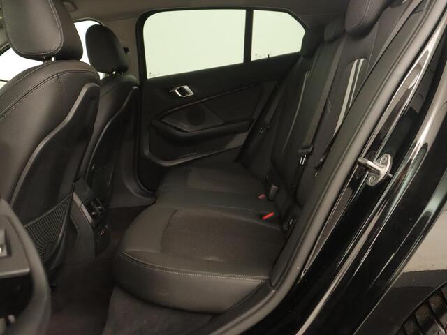 BMW 1-SERIE 118i Sport Line | Sportstoelen | Carplay | Live Cockpit | Full LED | Navigatie | Half leder | Parkeerhulp | Climate control | Cruise control