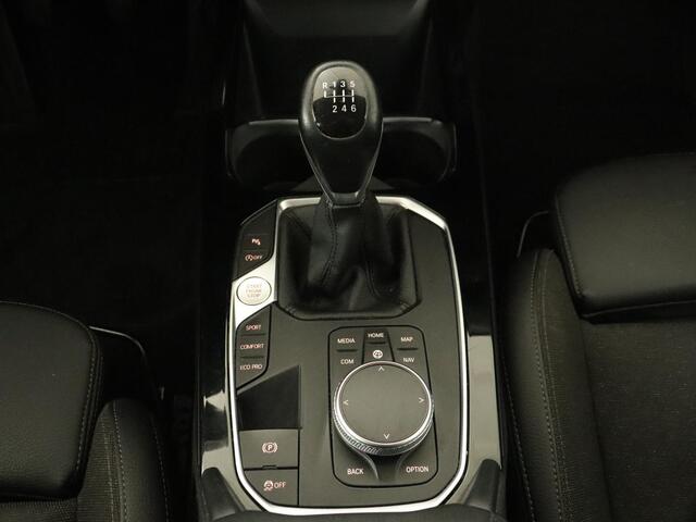 BMW 1-SERIE 118i Sport Line | Sportstoelen | Carplay | Live Cockpit | Full LED | Navigatie | Half leder | Parkeerhulp | Climate control | Cruise control