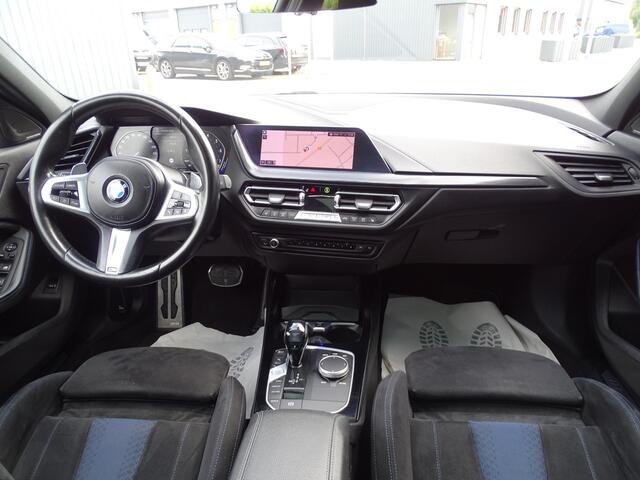 BMW 1-SERIE M135i xDrive High Executive PANORAMADAK|HARMAN/KARDON|DODEHOEK DETECTIE|ACHTERUIT RIJ CAMERA|SPORT STOELEN|KEYLESS ENTRY/GO|NAVIGATIE|LASER KOPLAMPEN | STOEL VERWARMING |