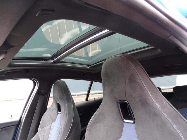 BMW 1-SERIE M135i xDrive High Executive PANORAMADAK|HARMAN/KARDON|DODEHOEK DETECTIE|ACHTERUIT RIJ CAMERA|SPORT STOELEN|KEYLESS ENTRY/GO|NAVIGATIE|LASER KOPLAMPEN | STOEL VERWARMING |