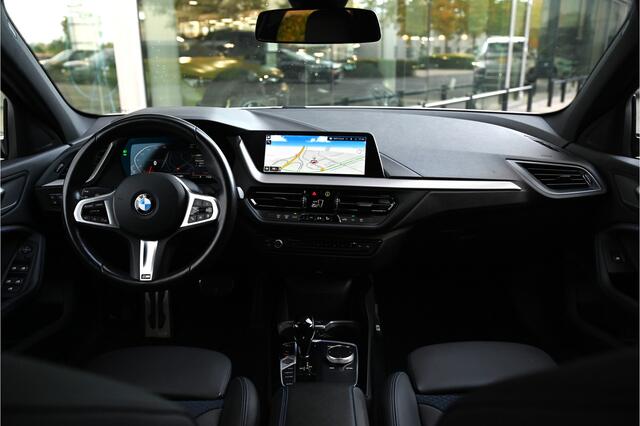 BMW 1-SERIE 118i M Sport Automaat / Sportstoelen / LED / M Sportonderstel / Live Cockpit Professional / Apple CarPlay