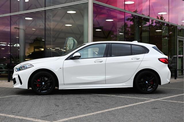 BMW 1-SERIE 118i M Sport Automaat / Sportstoelen / LED / M Sportonderstel / Live Cockpit Professional / Apple CarPlay
