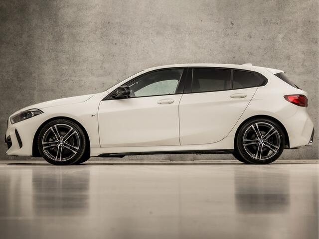 BMW 1-SERIE 118i M Sport Automaat (APPLE CARPLAY, M PAKKET, STUUR/STOELVERWARMING, SFEERVERLICHTING, SPORTSTOELEN, GETINT GLAS, CRUISE, NIEUWE APK, NIEUWSTAAT)